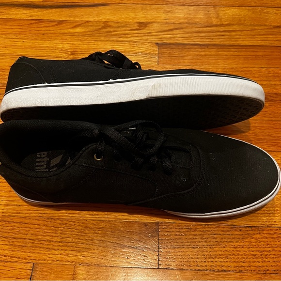 ETNIES CANVAS CASUAL SNEAKER - Picture 10 of 10